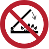 ISO 7010 sign P073: Do not close the lid with the burners lit